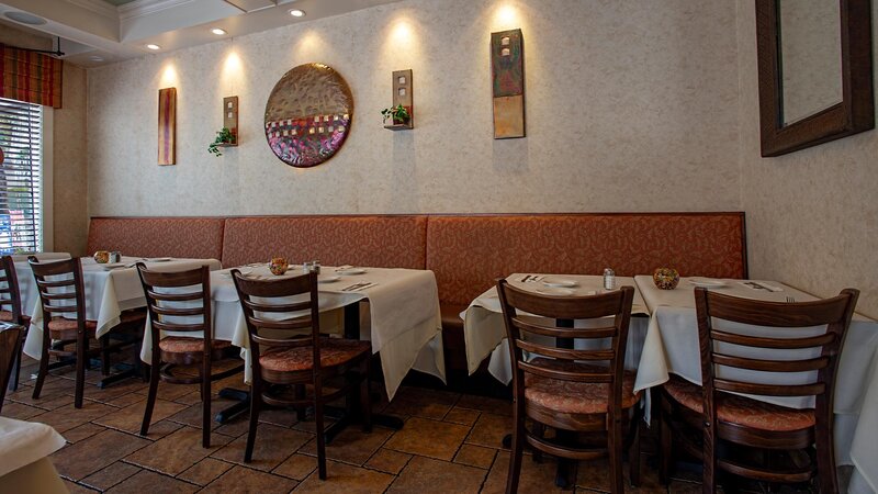 Dining room with booth and chair seating